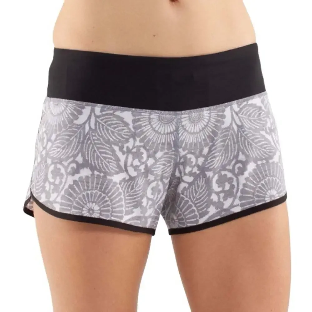 Lululemon Athletica Shorts Women’s Size 4 Ultra II. Beachy Floral White Fossil